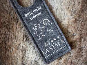 een zwart voorwerp met een stokfiguur erop bij Apartment La Siala Apt-23 by Interhome in Falera