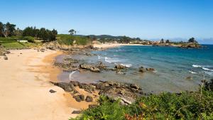 una spiaggia con rocce nell'acqua e l'oceano di La Ermita a Loroñe