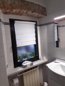 baño con ventana y lavabo en Casa Canetta - Mini appartamento in centro a Verbania Intra, en Intra 38 fotos más