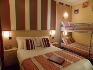 Una habitación de hotel con una cama y una computadora portátil encima. en The Norwood, en Blackpool