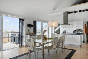 una cucina e una sala da pranzo con tavolo e sedie di 799-Hvide-Sande-Strandgade-6-Lejl-6 a Hvide Sande