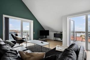 un soggiorno con un divano e un tavolo di 799-Hvide-Sande-Strandgade-6-Lejl-6 a Hvide Sande