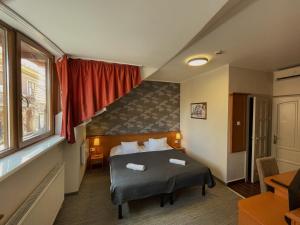 Posteľ alebo postele v izbe v ubytovaní König Hotel