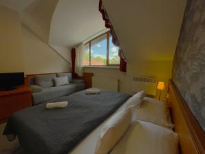 Posteľ alebo postele v izbe v ubytovaní König Hotel