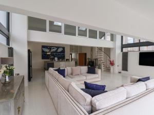 un soggiorno con mobili bianchi e cuscini blu di Meadow View a Beverley