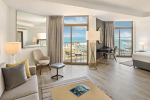 迪拜JA Beach Hotel, Dubai的海景酒店客房 - 带一张特大号床