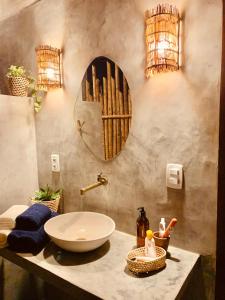 Un baño con un lavabo y un espejo sobre un mostrador. en Villa Alisios Wind House, en Guajirú