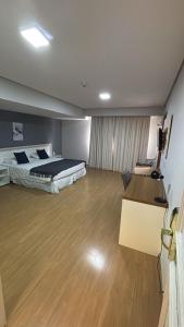 een hotelkamer met een bed en een bureau bij Embaixador Hotel & Centro de Eventos by Fast10 in Porto Alegre