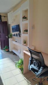 una oficina con escritorio y silla en una habitación en Diani Savanna Sunset Studio Apartment, en Diani Beach