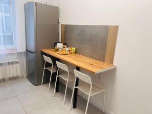 Il comprend une cuisine équipée d'un comptoir en bois et d'un réfrigérateur. dans l'établissement Grand Hostel - Free Breakfast - Opłata w Gotówce, à Katowice