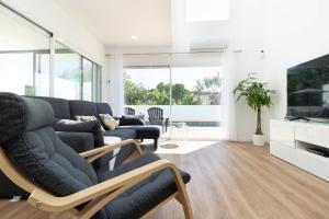 TV a/nebo společenská místnost v ubytování Happy Days Beach House