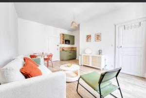 Kuchyň nebo kuchyňský kout v ubytování appartement cœur de Nantes
