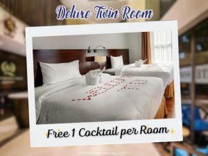 Uma cama ou camas num quarto em Sofia Suite Hotel Danang