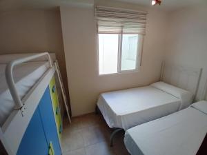a small room with two beds and a window at vistas panoranicas al mar desde su terraza in Moncófar