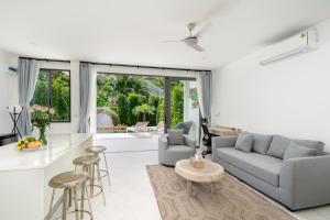 una sala de estar con un sofá y una mesa en Royal Palm Luxury Villas, en Hinkong