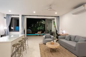 una sala de estar con un sofá y una mesa en Royal Palm Luxury Villas, en Hinkong