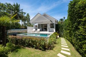 una villa con piscina y una casa en Royal Palm Luxury Villas, en Hinkong