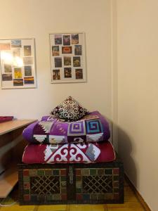 Postel nebo postele na pokoji v ubytování Cozy Urban Escape Near Mountains & City Life