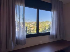 Nespecifikovaný výhled na hory nebo výhled na hory při pohledu z hotelu