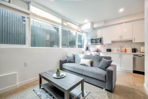 Η κουζίνα ή μικρή κουζίνα στο The Roland Chic 2BR Basement Suite 2BR Toronto Getaway near Downtown