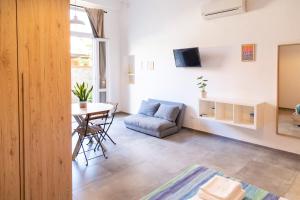 una sala de estar con una mesa y un sofá en Olivia Mare, en Marina di Pisa