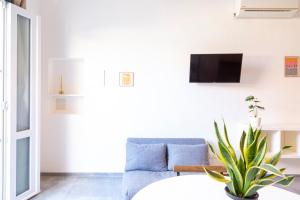 una sala de estar con un sofá y una mesa en Olivia Mare, en Marina di Pisa 30 fotos más