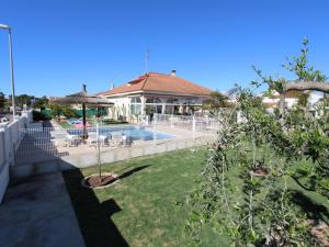 Bazén v ubytovaní Casa con Piscina Privada Cerca del Mar, Mascotas Bienvenidas, WiFi Gratis, Playa para Perros - ES-184-39 alebo v jeho blízkosti