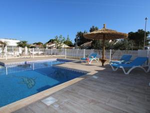 Bazén v ubytovaní Casa con Piscina Privada Cerca del Mar, Mascotas Bienvenidas, WiFi Gratis, Playa para Perros - ES-184-39 alebo v jeho blízkosti