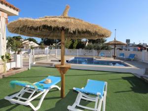 Bazén v ubytovaní Casa con Piscina Privada Cerca del Mar, Mascotas Bienvenidas, WiFi Gratis, Playa para Perros - ES-184-39 alebo v jeho blízkosti