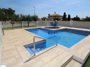 Bazén v ubytovaní Casa con Piscina Privada Cerca del Mar, Mascotas Bienvenidas, WiFi Gratis, Playa para Perros - ES-184-39 alebo v jeho blízkosti