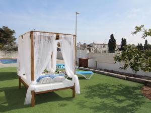 Bazén v ubytovaní Casa con Piscina Privada Cerca del Mar, Mascotas Bienvenidas, WiFi Gratis, Playa para Perros - ES-184-39 alebo v jeho blízkosti + 27 fotografií