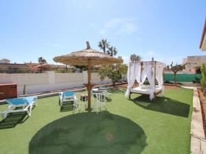Bazén v ubytovaní Casa con Piscina Privada Cerca del Mar, Mascotas Bienvenidas, WiFi Gratis, Playa para Perros - ES-184-39 alebo v jeho blízkosti