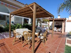 Patio alebo iná vonkajšia časť ubytovania Casa con Piscina Privada Cerca del Mar, Mascotas Bienvenidas, WiFi Gratis, Playa para Perros - ES-184-39