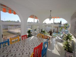 Balkón alebo terasa v ubytovaní Casa con Piscina Privada Cerca del Mar, Mascotas Bienvenidas, WiFi Gratis, Playa para Perros - ES-184-39