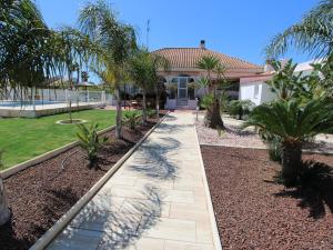 Vonkajšia záhrada v ubytovaní Casa con Piscina Privada Cerca del Mar, Mascotas Bienvenidas, WiFi Gratis, Playa para Perros - ES-184-39