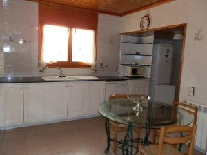 Kuchyňa alebo kuchynka v ubytovaní Casa con Piscina Privada Cerca del Mar, Mascotas Bienvenidas, WiFi Gratis, Playa para Perros - ES-184-39