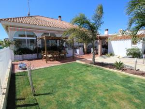 Vonkajšia záhrada v ubytovaní Casa con Piscina Privada Cerca del Mar, Mascotas Bienvenidas, WiFi Gratis, Playa para Perros - ES-184-39