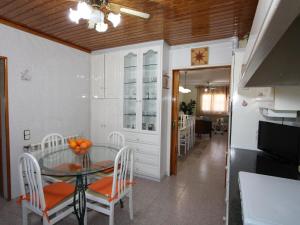 Kuchyňa alebo kuchynka v ubytovaní Casa con Piscina Privada Cerca del Mar, Mascotas Bienvenidas, WiFi Gratis, Playa para Perros - ES-184-39