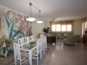 Posedenie v ubytovaní Casa con Piscina Privada Cerca del Mar, Mascotas Bienvenidas, WiFi Gratis, Playa para Perros - ES-184-39