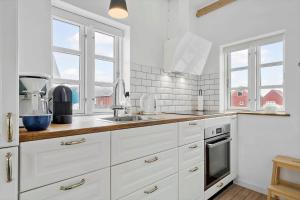 Køkken eller tekøkken på 8816-Hvide-Sande-Ae-Gammel-Havn-17 + 24 billeder