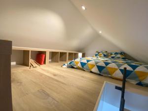 ベルフォールにあるLogement Neuf Cosy avec Espaces Communs Premium 22のベッドルーム(ベッド付)1室(屋根裏部屋)