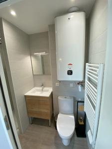 ベルフォールにあるLogement Neuf Cosy avec Espaces Communs Premium 22のトイレと洗面台付きのバスルーム +30枚の写真