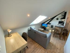 ベルフォールにあるLogement Neuf Cosy avec Espaces Communs Premium 22のソファとテーブルのあるリビングルーム