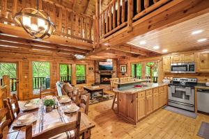 Η κουζίνα ή μικρή κουζίνα στο Ideal Location- Large Private Cabin w/Bear Visits!