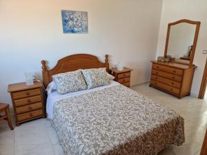 sypialnia z łóżkiem, 2 komodami i lustrem w obiekcie APARTAMENTOS PASEO DE LORDELO - 2 Izquierda w mieście O Grove +2 zdjęcia