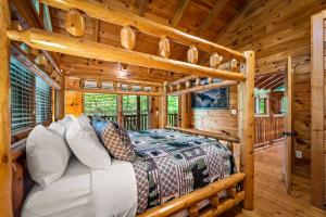 Ένα ή περισσότερα κρεβάτια σε δωμάτιο στο Ideal Location- Large Private Cabin w/Bear Visits!