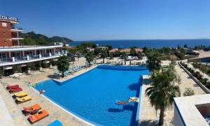 Bazén v ubytování Grand Resort by Greccia Dhermi Prime nebo v jeho okolí