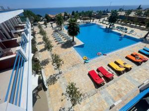 Bazén v ubytování Grand Resort by Greccia Dhermi Prime nebo v jeho okolí