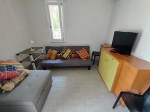 ein Wohnzimmer mit Sofa und Tisch in der Unterkunft Orizzonte - Castiglione del Lago in Piana