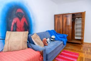 Posezení v ubytování Cozy Urban Escape Near Mountains & City Life